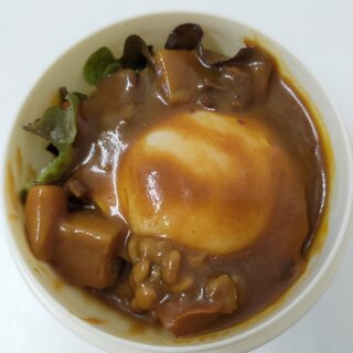 レタスと納豆と目玉焼きで♪少し贅沢レトルトカレー